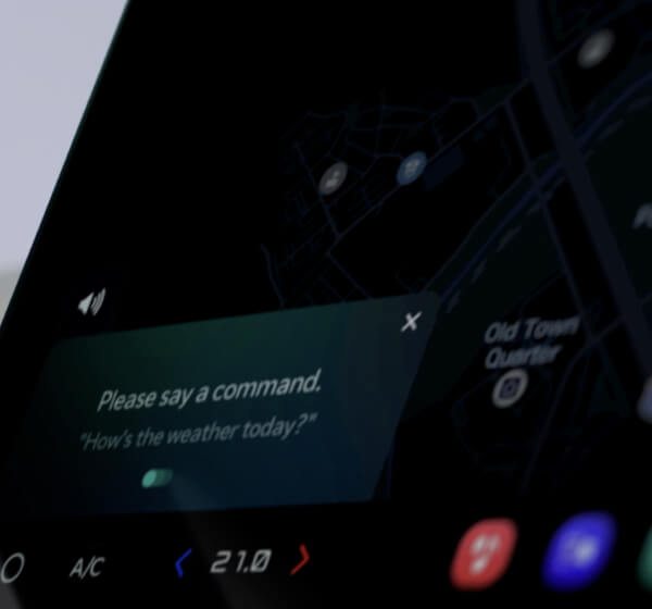 Nahaufnahme eines Kia PBV-IVI mit Sprachbefehl-Eingabeaufforderung und Navigationskarte im Hintergrund.